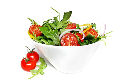 купа със зеленчукова салата, салата, домати, зеленчуци, лук, бял фон, HD тапет HD wallpaper