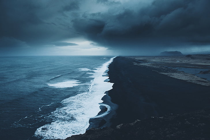 oceano blu, mare sotto le nuvole nimbus, paesaggio, Daniel Casson, costa, riva, tempesta, Islanda, Black Beach, ciano, blu, grigio, sabbia nera, coperto, mare, onde, orizzonte, Sfondo HD