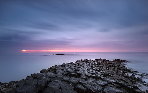 تكوين صخري على جسم مائي ، طبيعة ، منظر طبيعي ، جسر عملاق ، بحر ، أمواج ، صخور ، تشكيلات صخرية ، أيرلندا ، تعرض طويل ، غروب الشمس ، أفق ، غيوم، خلفية HD HD wallpaper