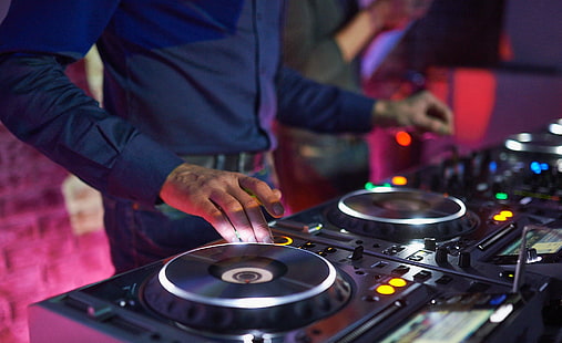 Mann spielt DJ-Controller, DJ, Plattenspieler, Mischpulte, HD-Hintergrundbild HD wallpaper