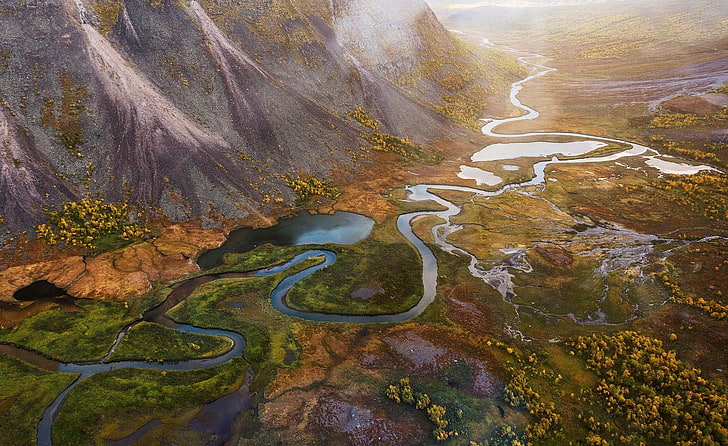 Luftaufnahme des Flusses in der Nähe von Moubtain, Landschaft, Natur, Fluss, Berge, Herbst, Sonnenlicht, Bäume, Nebel, Schweden, Luftbild, HD-Hintergrundbild