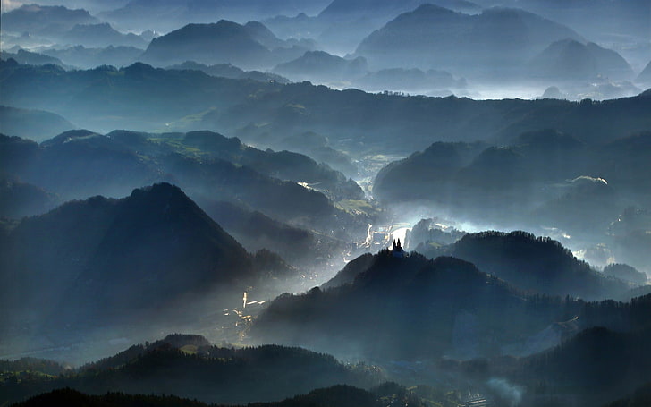 illustration de montagnes, nature, paysage, brouillard, rayons de soleil, bleu, montagnes, forêt, vallée, vue aérienne, Fond d'écran HD