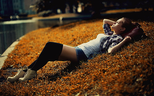 short court en denim bleu pour femme, femme allongée sur le champ d'herbe brune, allongé sur le dos, femmes en plein air, plaid, mi-bas, yeux fermés, short en jean, femmes, herbe, automne, chemise à carreaux, Fond d'écran HD HD wallpaper