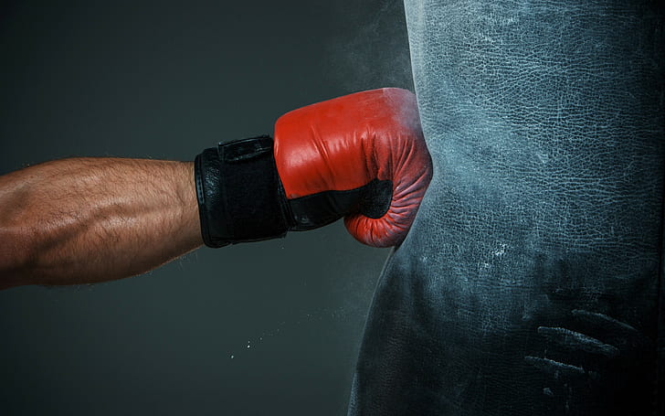 Удар за боксова ръкавица, червена и черна боксова ръкавица и боксерска чанта, боксова ръкавица, удар, ръка, удар, HD тапет