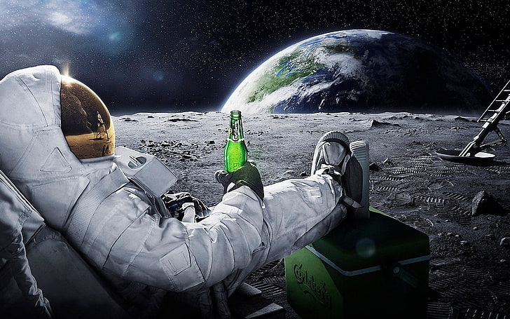 Astronaut sitzt auf Mondtapete, Astronaut hält Glasflasche mit grüner Flüssigkeit sitzt auf Stuhl in der Galaxie, Weltraum, Astronaut, Bier, Mond, Erde, Werbung, Sterne, Entspannung, Carlsberg, Planet, Alkohol, Marken, HD-Hintergrundbild