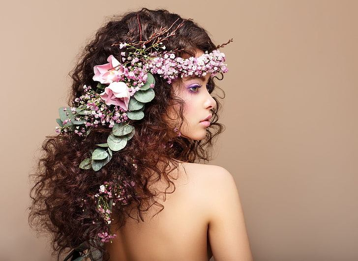kobieta ubrana w różowy kwiatowy nakrycie głowy, kobiety, model, brunetka, długie włosy, twarz, portret, kwiaty, kręcone włosy, nagie ramiona, kwiat we włosach, liście, proste tło, Tapety HD