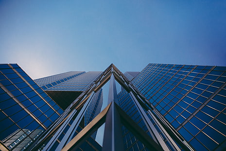 фотография с нисък ъгъл на синя архитектурна сграда, фасада, сграда, стъкло, изглед отдолу, небе, HD тапет HD wallpaper