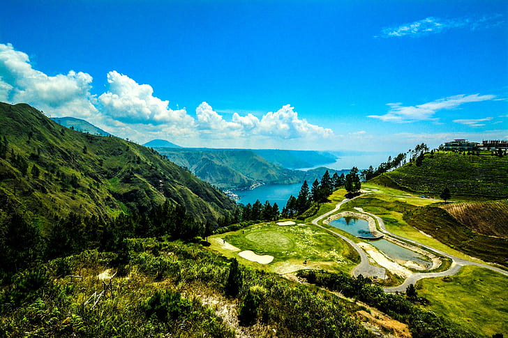 インドネシア、トバ湖、スマトラ、青い海の近くの緑の丘、山、パノラマ、インドネシア、湖、トバ湖、スマトラ、 HDデスクトップの壁紙