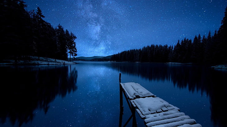Млечный путь, ночное небо, звездная ночь, озеро, пирс, ночь, природа, отражение, спокойствие, снег, зима, пейзаж, вода, небо, дерево, HD обои