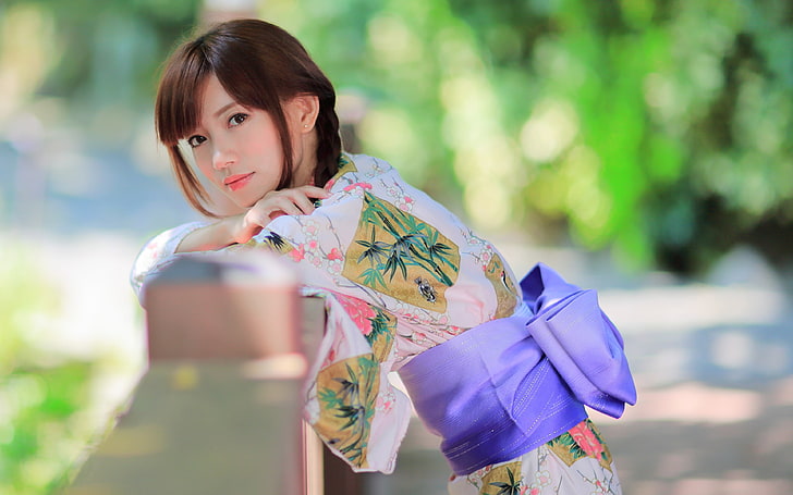 abito kimono floreale bianco, verde e blu da donna, donna in kimono floreale bianco e verde, donna, modello, bruna, capelli lunghi, alberi, asiatico, geisha, recinzione, trecce, profondità di campo, occhi marroni, frangia, bokeh, Sfondo HD