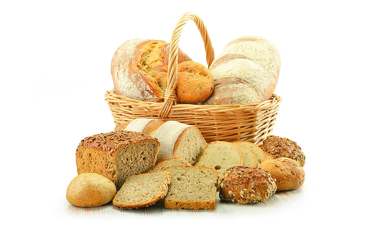 запеченный хлеб и коричневая плетеная корзина, корзина, хлеб, пирожные, ломтики, кексы, буханка, HD обои