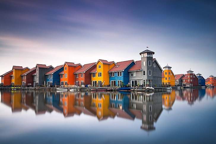domy betonowe w różnych kolorach, woda, odbicie, dom, kolorowe, łódka, holenderska, Tapety HD