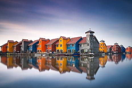 分類された色のコンクリートの家、水、反射、家、カラフルなボート、オランダ語、 HDデスクトップの壁紙 HD wallpaper