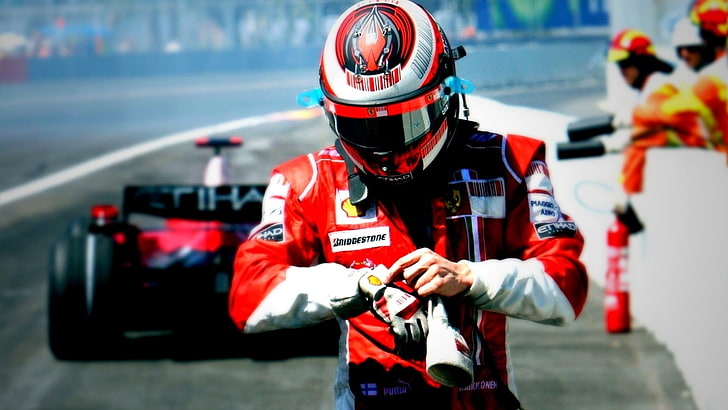 homem de terno e capacete de carro de F1, Fórmula 1, Scuderia Ferrari, Kimi Raikkonen, HD papel de parede