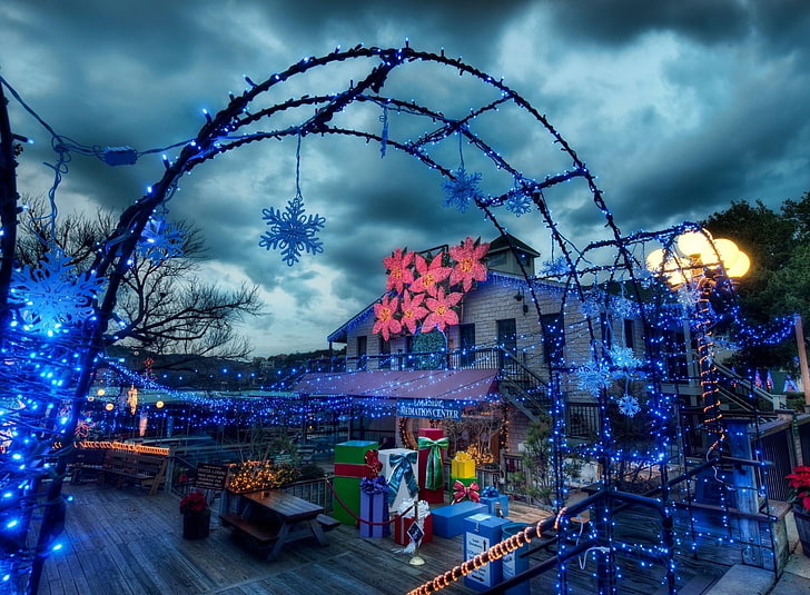 أضواء سلسلة زرقاء ، رقاقات الثلج ، قوس ، أكاليل ، شارع ، هدايا ، عيد الميلاد ، عطلة، خلفية HD