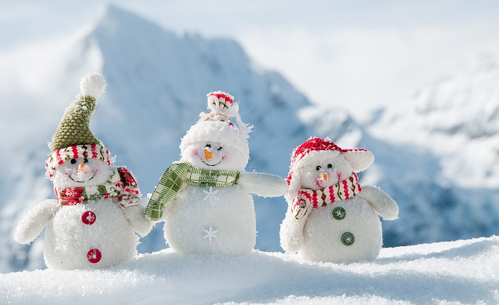 Снеговики, три снеговика на снегу, времена года, зима, снег, снеговики, зима, HD обои