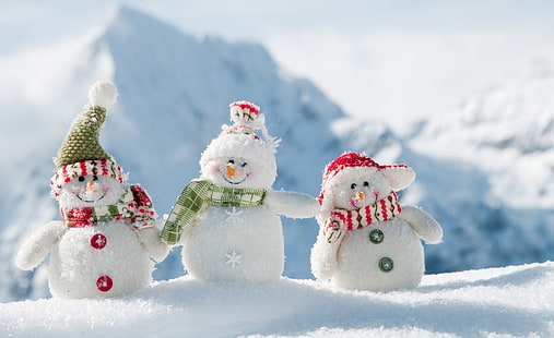 Pupazzi di neve, tre pupazzi di neve sulla neve, stagioni, inverno, neve, pupazzi di neve, stagione invernale, Sfondo HD HD wallpaper