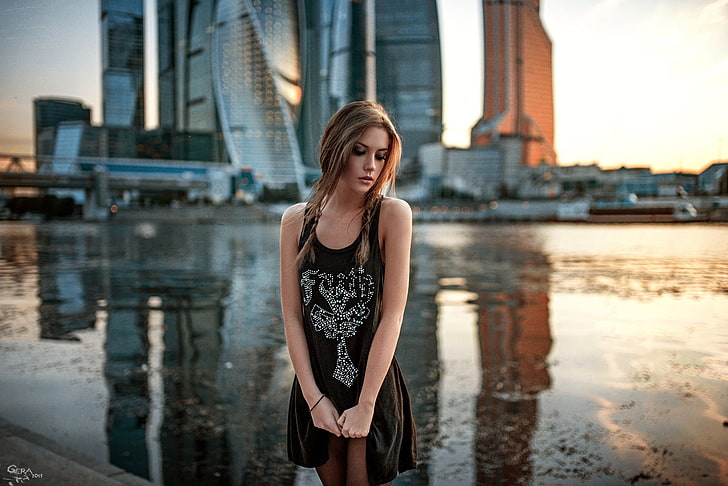 여자의 검은 탱크 탑, 여자, 모델, 금발, 드레스, 도시, 강, Ksenia Kokoreva, Georgy Chernyadyev, HD 배경 화면