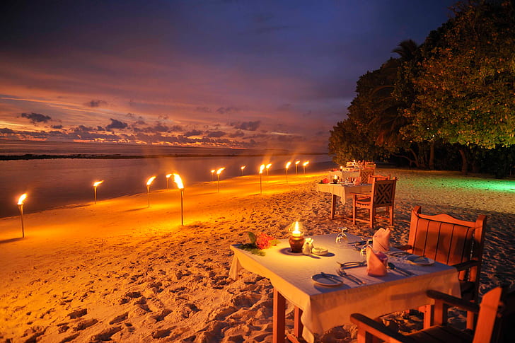 Вечеря на плажа през нощта в Малдивските острови, HD тапет
