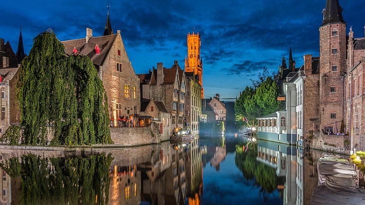 badan air dekat lukisan rumah, arsitektur, bangunan, Bruges, Belgia, kota, bangunan tua, rumah, menara, kuno, air, pohon, malam, refleksi, awan, perahu, Wallpaper HD