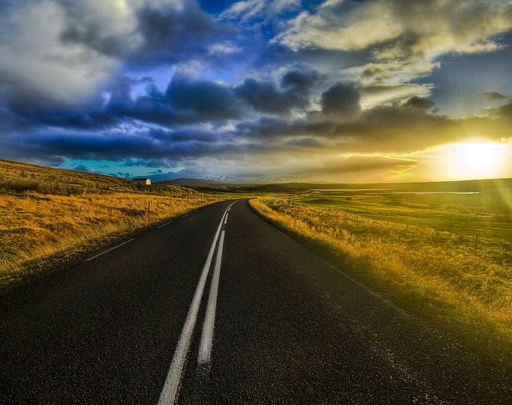 Отвореният път в Исландия, черен асфалтов път, Природа, Пейзаж, Европа / Исландия, Синьо, Пътуване, Трева, Залез, Пътуване, Път, Планини, Облаци, Исландия, Магистрала, Хоризонт, roadtrip, HD тапет