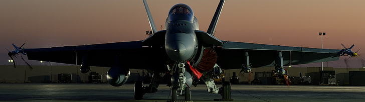 chasseur à réaction noir, deux moniteurs, affichage multiple, McDonnell Douglas F / A-18 Hornet, avion militaire, base militaire, avion, faible luminosité, Fond d'écran HD
