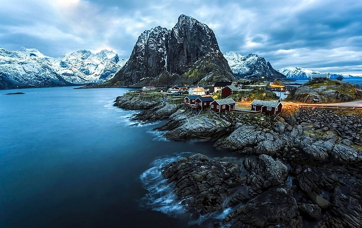 domy w pobliżu spokojnej wody i pokrytych lodem gór, zima, góry, wybrzeże, Norwegia, fiord, zaśnieżony szczyt, wioski, klif, morze, chmury, przyroda, krajobraz, Tapety HD