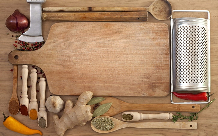 grattugia d'argento e mestoli di legno, spezie, piatti, aglio, verdure, Sfondo HD