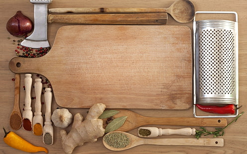 مبشرة فضية ومغارف خشبية وتوابل وأطباق وثوم وخضروات، خلفية HD HD wallpaper