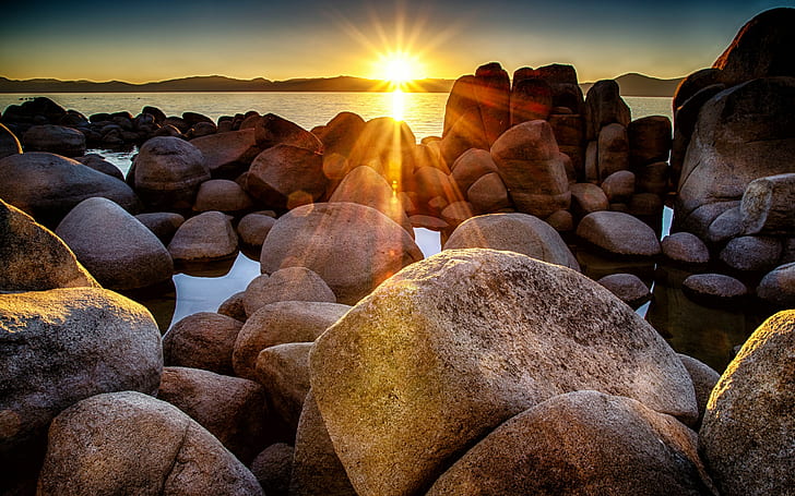 Beach with rocks on sunset, bay, beach, rocks, boulders, sun, Sunset, HD wallpaper