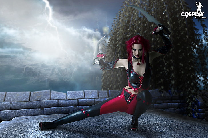 mujer vestida con traje de cosplay rojo y negro, cosplay, mujeres, pelirroja, espada, chaleco de cuero, pantalones de cuero, Moon, BloodRayne, Fondo de pantalla HD