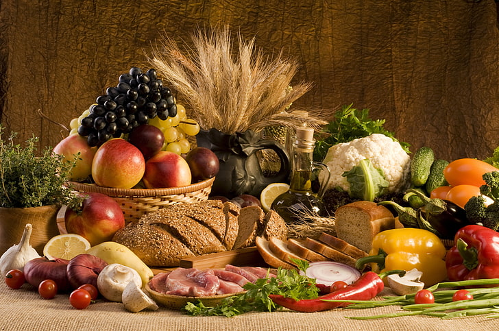Vielzahl von Lebensmitteln, Gemüse und Obst, Weizen, Gemüse, Zitrone, Pilze, Öl, Lebensmittel, Bogen, Brot, Trauben, Fleisch, Pfeffer, Obst, Gemüse, Pfirsiche, Pflaumen, Tomaten, Birnen, Kohl, Gurken, Knoblauch, HD-Hintergrundbild