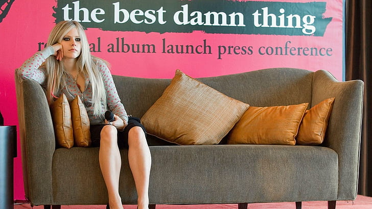 Avril Lavigne, sofá, microfone, almofadas, inscrição, Avril Lavigne, sofá, microfone, almofadas, inscrição, HD papel de parede