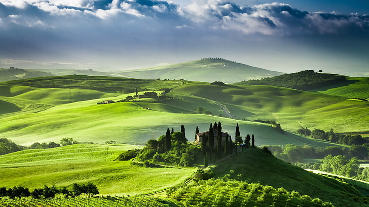 zielona trawa, zdjęcie lotnicze zamku otoczonego zieloną trawą, krajobraz, pole, chmury, tarasy, wzgórza, Toskania, Włochy, Tapety HD