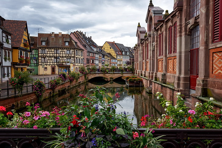 Mehrfarbige Betonhäuser, Colmar, Frankreich, Kanal, Brücke, Gebäude, HD-Hintergrundbild