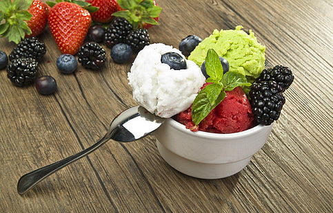 silver spoon, ice cream, assorted beads, spoon, berries, blueberries, blackberries, strawberries, dessert, HD wallpaper HD wallpaper