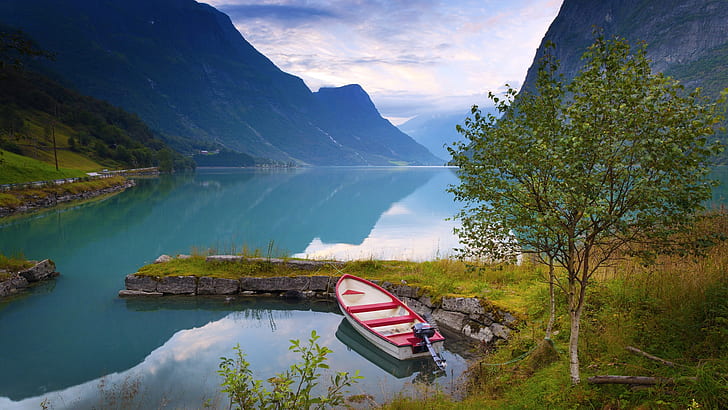 Norwegia, piękna przyroda, jezioro, góry, chmury, łódka, drzewa, biało-czerwona łódka, Norwegia, piękna, przyroda, krajobrazy, jezioro, góry, chmury, łódka, drzewa, Tapety HD