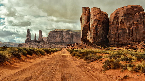 Monument Valley, Arizona, USA, Straße, Kies, Felsen, Büsche, Wolken, Denkmal, Tal, Arizona, USA, Straße, Kies, Felsen, Büsche, Wolken, HD-Hintergrundbild HD wallpaper