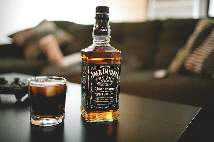 Jack Daniels Bottiglia di whisky, bicchiere, bottiglia, whisky, jack daniels, Sfondo HD