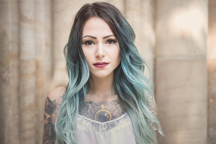 женщины, татуировка, пирсинг на губе, окрашенные волосы, синие волосы, взгляд зрителя, помада, HD обои