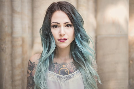 женщины, татуировка, пирсинг на губе, окрашенные волосы, синие волосы, взгляд зрителя, помада, HD обои HD wallpaper