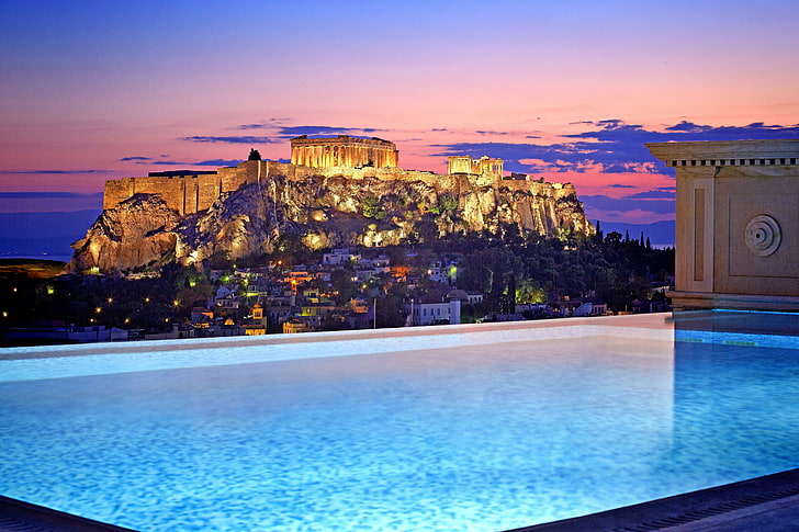 piscina sobre el edificio cerca de la montaña durante la hora azul, Atenas, Grecia, ciudad, casa, edificio, puesta de sol, tarde, cielo, nubes, paisaje, paisaje urbano, piscina, luces, Fondo de pantalla HD