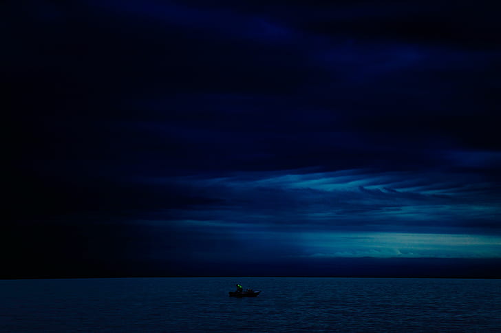 Soirée bleu foncé nuageux seul bateau dans l'océan, Fond d'écran HD