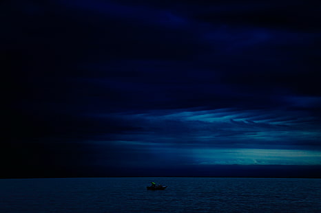 Темная Вечерняя Синяя Облачно Лодка В Океане, HD обои HD wallpaper