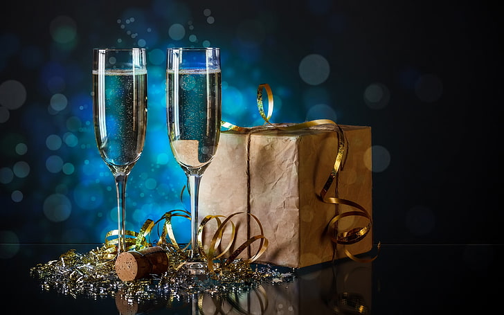 deux verres de champagne clairs, nouvel an, neige, boisson, cadeaux, ruban, boîtes, bokeh, Fond d'écran HD