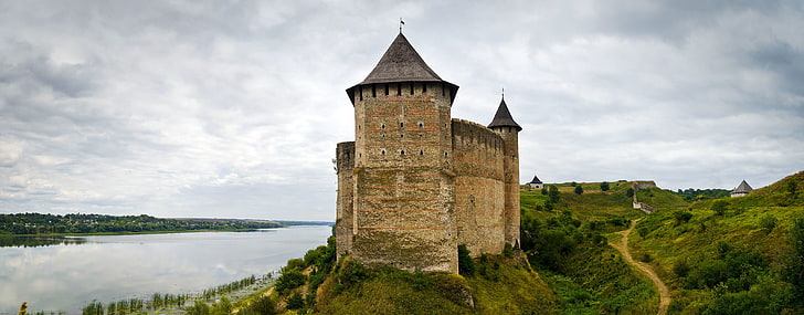 braunes konkretes Schloss, Bäume, Wolken, Fluss, Spur, Turm, Ukraine, Sträuche, Khotyn Festung, Dniester, HD-Hintergrundbild