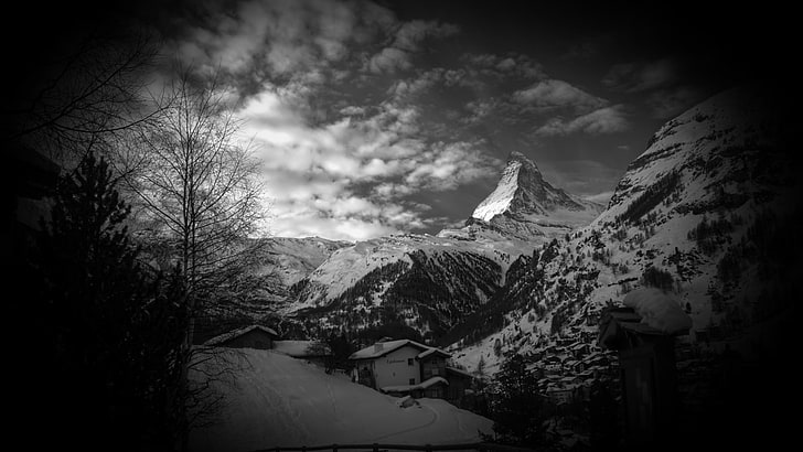 montaña glaciar, foto en escala de grises de montaña y árbol, montañas, naturaleza, monocromo, gris, Suiza, Matterhorn, Alpes, invierno, nieve, árboles, paisaje, casa, Fondo de pantalla HD