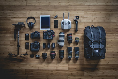 fotocamera DSLR nera con accessori, borsa, tecnologia, fotocamera, fotografia, GoPro, superficie in legno, Sfondo HD HD wallpaper