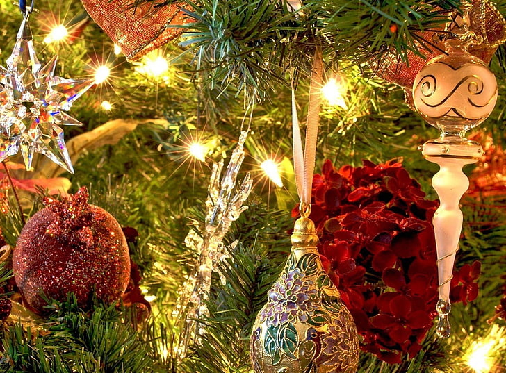 adornos grises y rojos, juguetes navideños, bolas, carámbanos, árbol, agujas de pino, guirnaldas, vacaciones, estado de ánimo, Fondo de pantalla HD