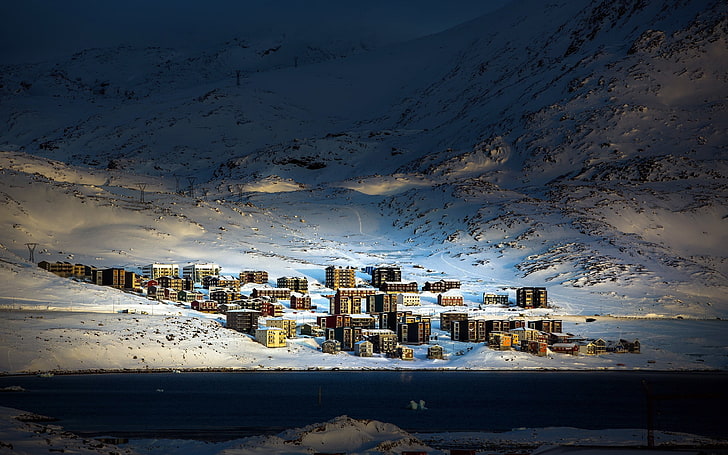 Luftbild des Dorfes am Fuße des schneebedeckten Berges, Grönland, Arktis, HD-Hintergrundbild